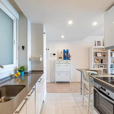 Bright & Modern 2bdr *pool *parking Apartment