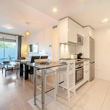 Bright & Modern 2bdr *pool *parking Apartment