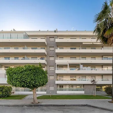 Bright & Modern 2bdr *pool *parking