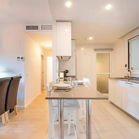 Bright & Modern 2bdr *pool *parking Apartment *