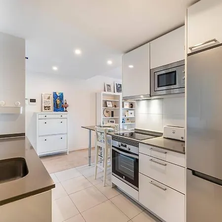 Bright & Modern 2bdr *pool *parking Apartment