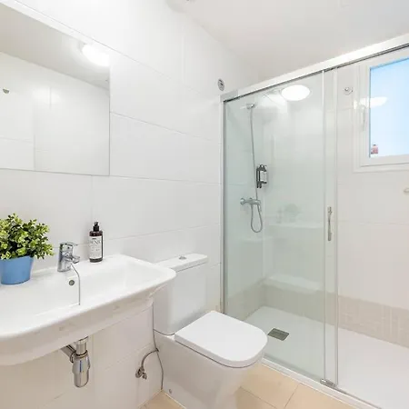 Bright & Modern 2bdr *pool *parking Apartment