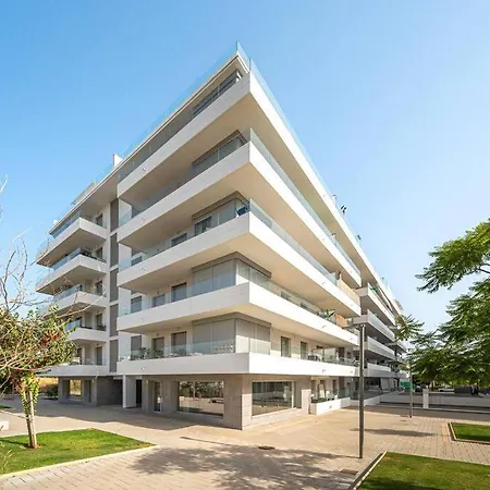 Bright & Modern 2bdr *pool *parking Apartment